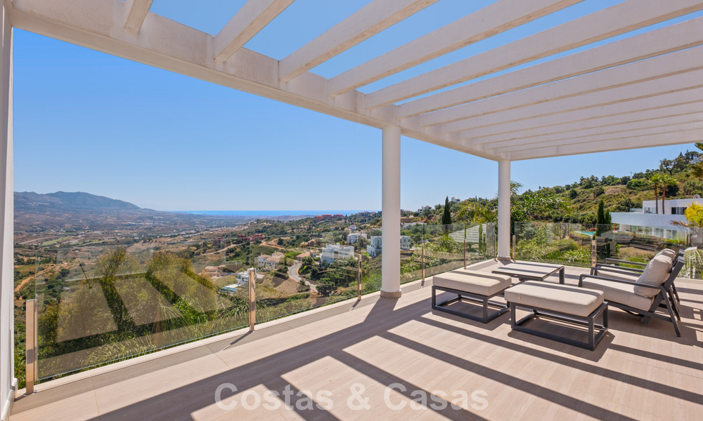 Hedendaagse luxevilla met strakke, moderne bouwstijl en adembenemend uitzicht te koop in Oost-Marbella 801237