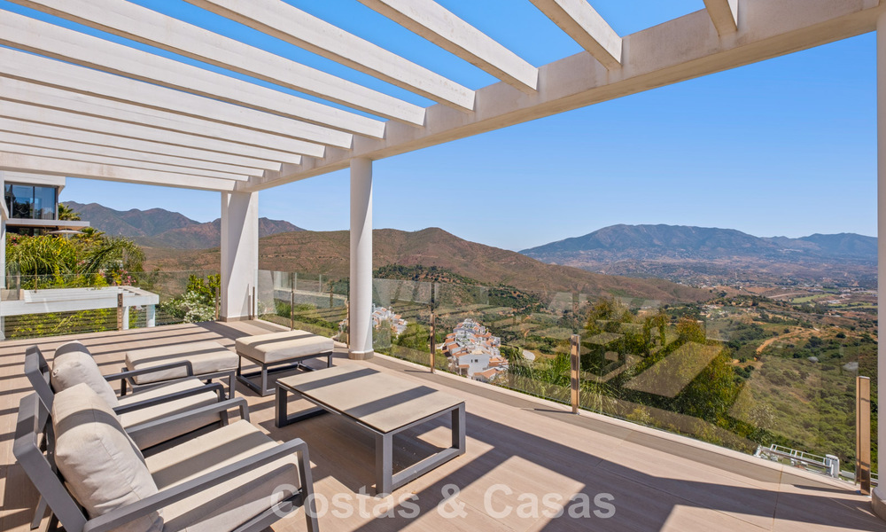 Hedendaagse luxevilla met strakke, moderne bouwstijl en adembenemend uitzicht te koop in Oost-Marbella 801240