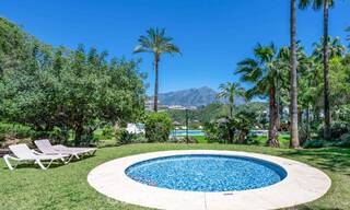 Lichtrijk, eigentijds gerenoveerd appartement met zeezicht te koop in de heuvels van La Quinta, Marbella - Benahavis 801294 