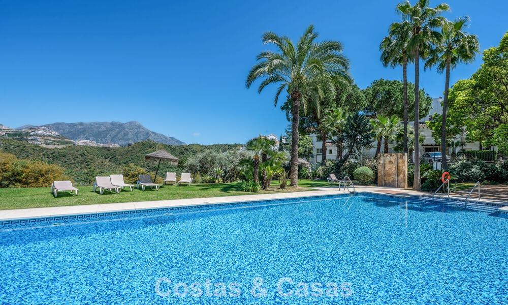 Lichtrijk, eigentijds gerenoveerd appartement met zeezicht te koop in de heuvels van La Quinta, Marbella - Benahavis 801297