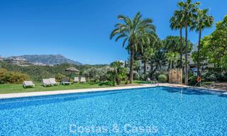 Lichtrijk, eigentijds gerenoveerd appartement met zeezicht te koop in de heuvels van La Quinta, Marbella - Benahavis 801297 