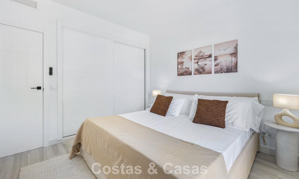 Lichtrijk, eigentijds gerenoveerd appartement met zeezicht te koop in de heuvels van La Quinta, Marbella - Benahavis 801299
