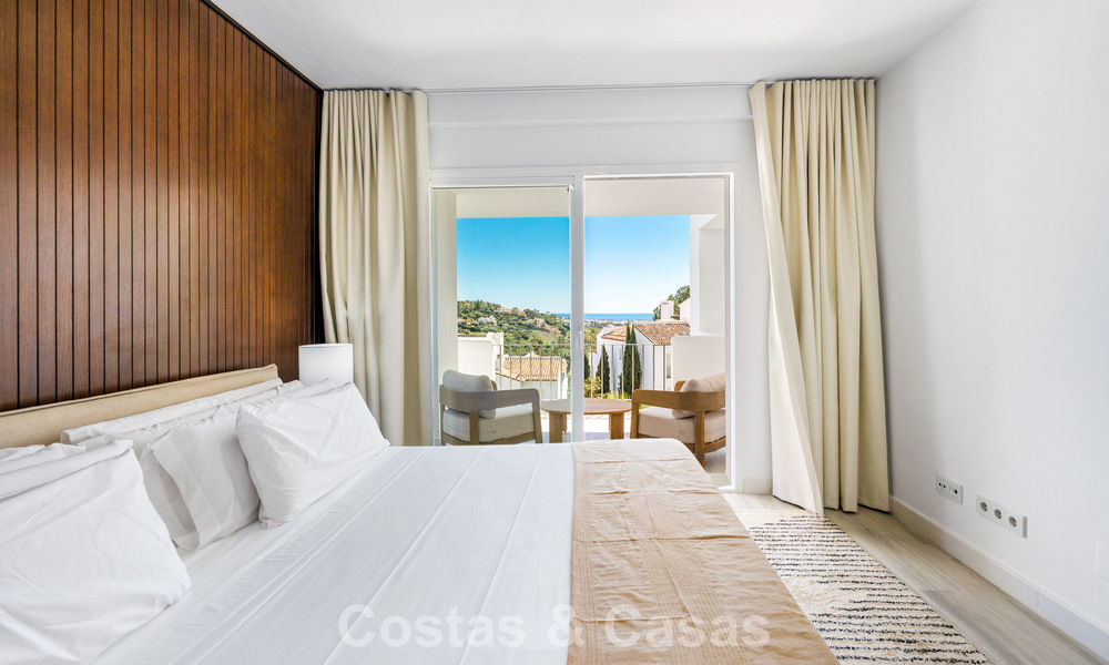 Lichtrijk, eigentijds gerenoveerd appartement met zeezicht te koop in de heuvels van La Quinta, Marbella - Benahavis 801302
