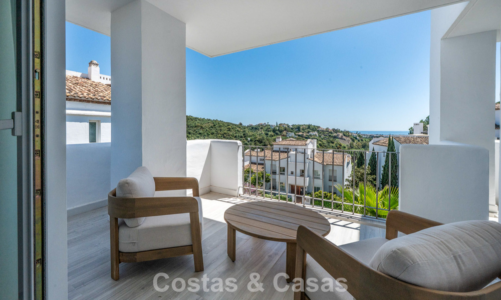 Lichtrijk, eigentijds gerenoveerd appartement met zeezicht te koop in de heuvels van La Quinta, Marbella - Benahavis 801305