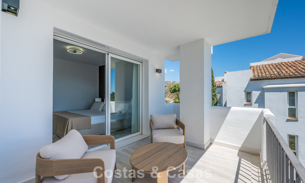 Lichtrijk, eigentijds gerenoveerd appartement met zeezicht te koop in de heuvels van La Quinta, Marbella - Benahavis 801307