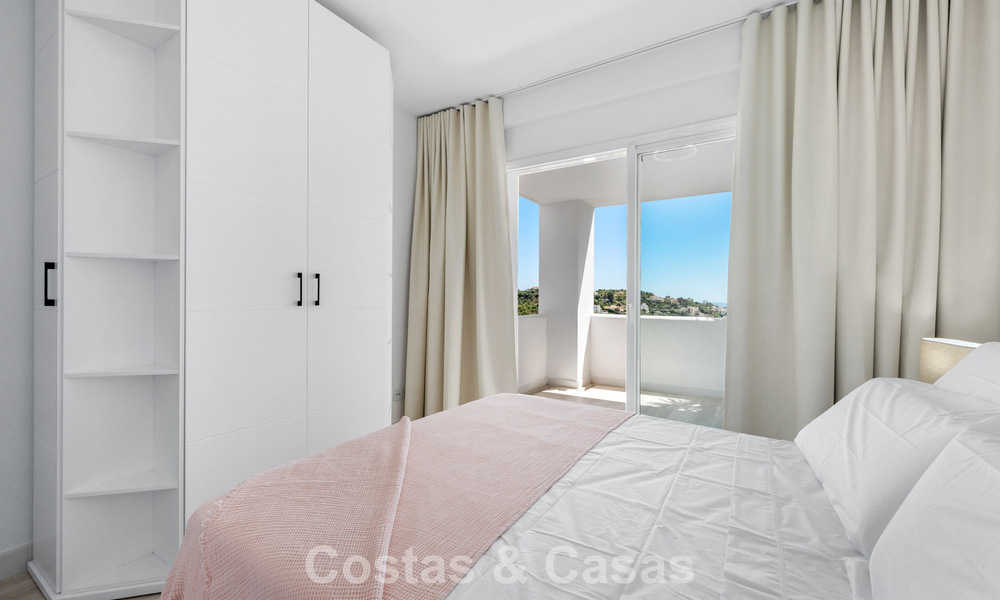 Lichtrijk, eigentijds gerenoveerd appartement met zeezicht te koop in de heuvels van La Quinta, Marbella - Benahavis 801309