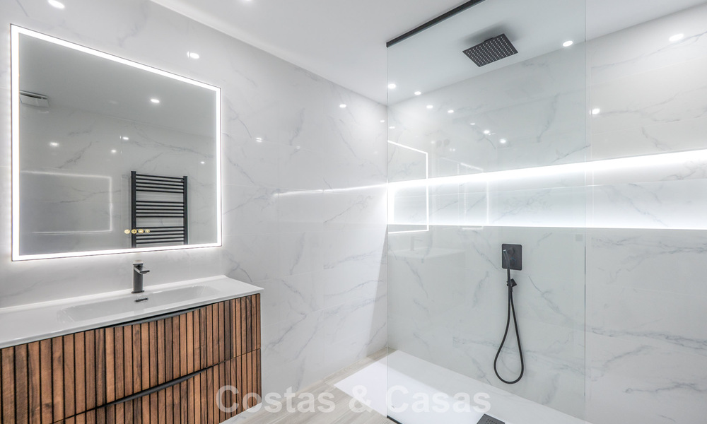 Lichtrijk, eigentijds gerenoveerd appartement met zeezicht te koop in de heuvels van La Quinta, Marbella - Benahavis 801312