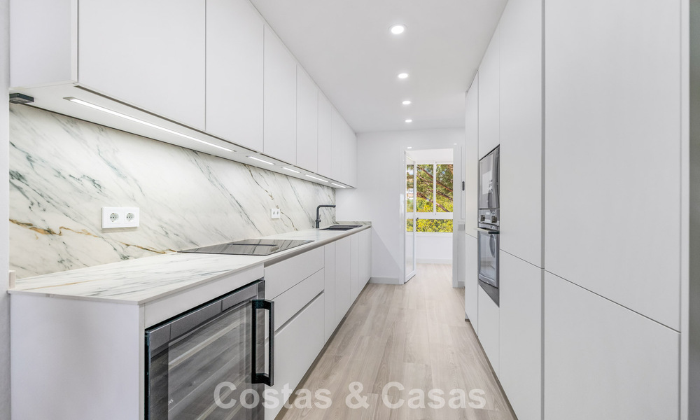 Lichtrijk, eigentijds gerenoveerd appartement met zeezicht te koop in de heuvels van La Quinta, Marbella - Benahavis 801313
