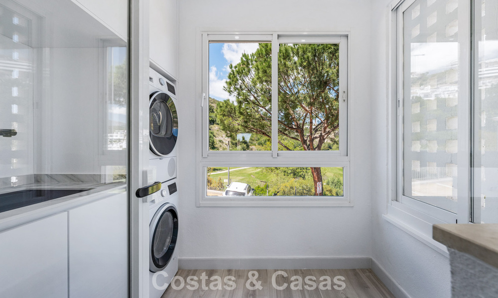 Lichtrijk, eigentijds gerenoveerd appartement met zeezicht te koop in de heuvels van La Quinta, Marbella - Benahavis 801315