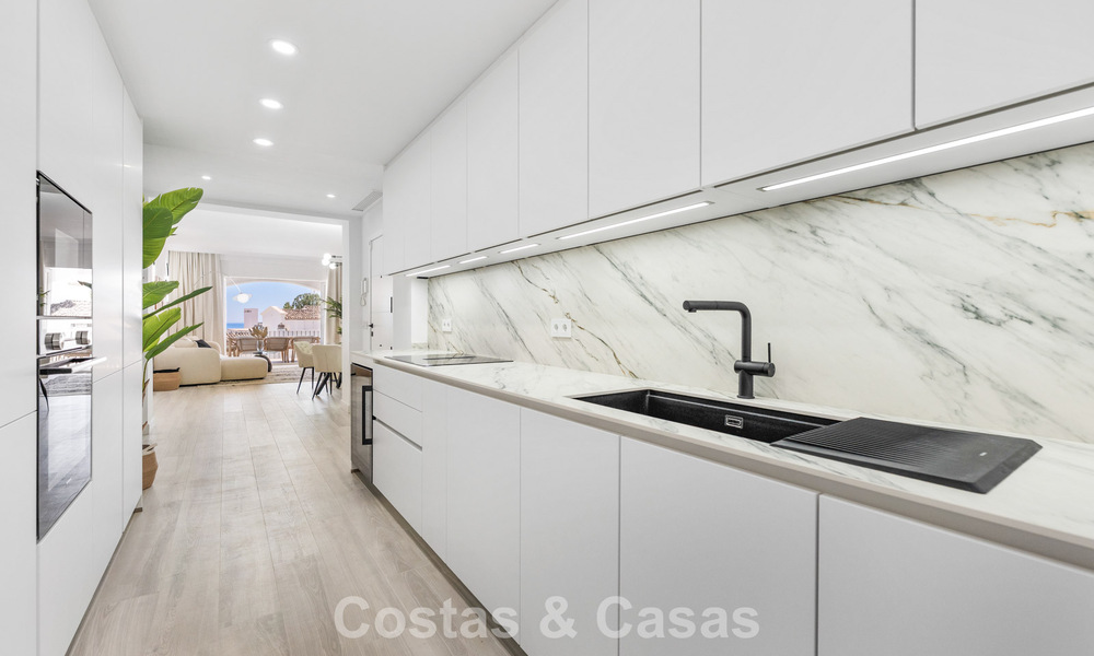 Lichtrijk, eigentijds gerenoveerd appartement met zeezicht te koop in de heuvels van La Quinta, Marbella - Benahavis 801316
