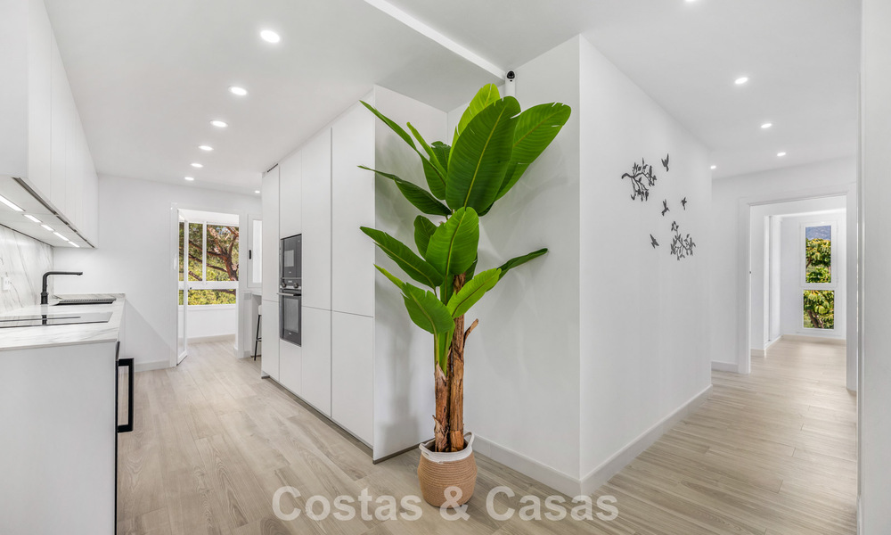 Lichtrijk, eigentijds gerenoveerd appartement met zeezicht te koop in de heuvels van La Quinta, Marbella - Benahavis 801317