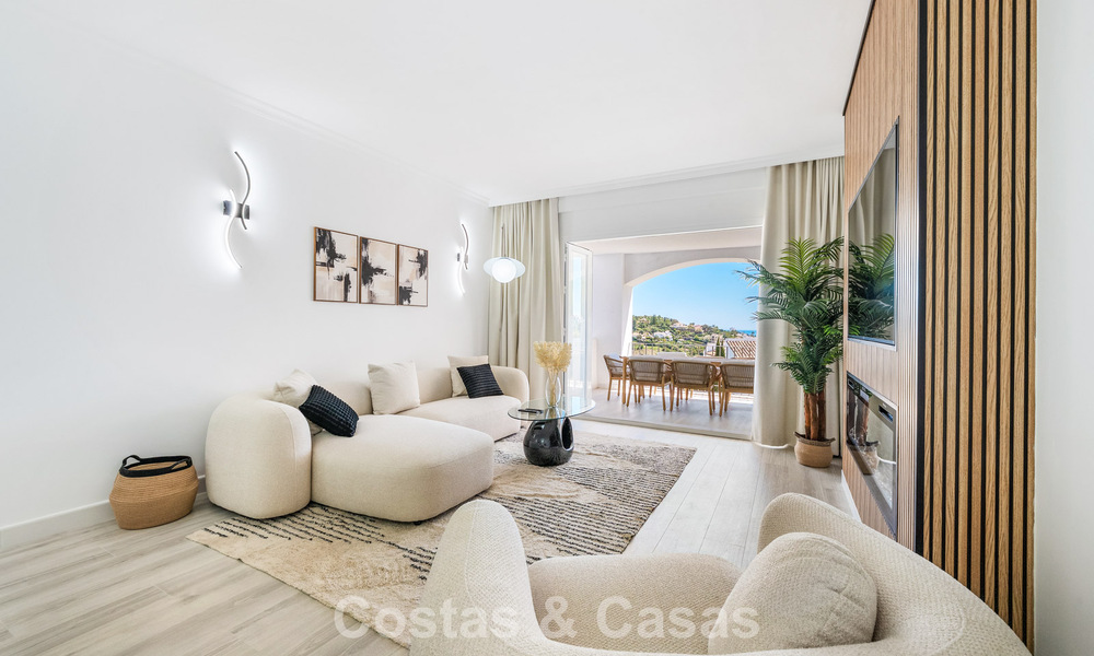 Lichtrijk, eigentijds gerenoveerd appartement met zeezicht te koop in de heuvels van La Quinta, Marbella - Benahavis 801321