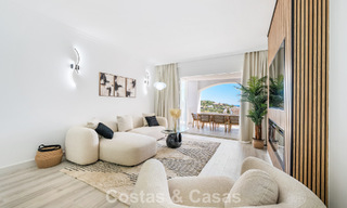 Lichtrijk, eigentijds gerenoveerd appartement met zeezicht te koop in de heuvels van La Quinta, Marbella - Benahavis 801321 