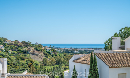 Lichtrijk, eigentijds gerenoveerd appartement met zeezicht te koop in de heuvels van La Quinta, Marbella - Benahavis 801330