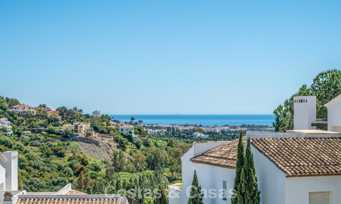 Lichtrijk, eigentijds gerenoveerd appartement met zeezicht te koop in de heuvels van La Quinta, Marbella - Benahavis 801330