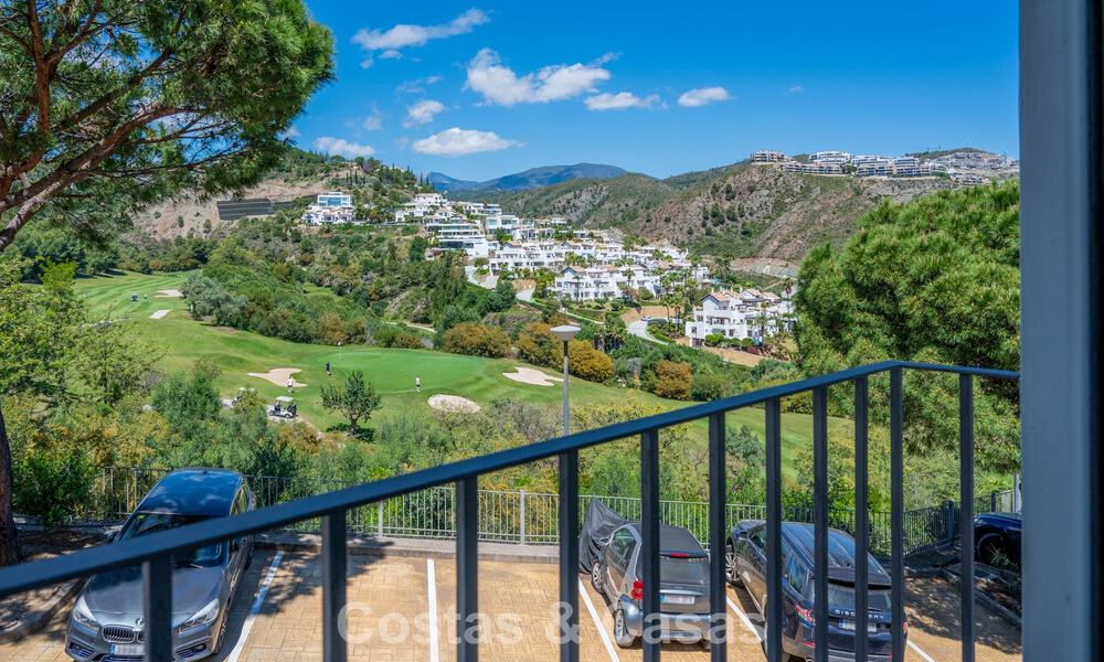 Lichtrijk, eigentijds gerenoveerd appartement met zeezicht te koop in de heuvels van La Quinta, Marbella - Benahavis 801331
