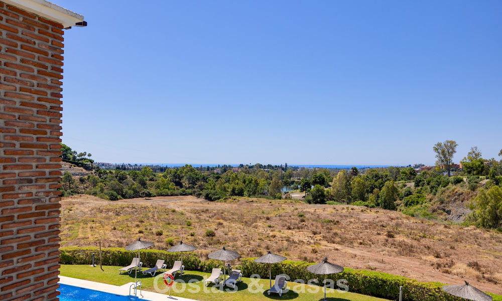 Prachtig 3-slaapkamer penthouse te koop met ruim dakterras in een golfomgeving van Marbella - Benahavis 801338