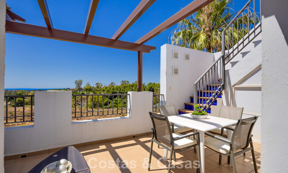 Prachtig 3-slaapkamer penthouse te koop met ruim dakterras in een golfomgeving van Marbella - Benahavis 801339