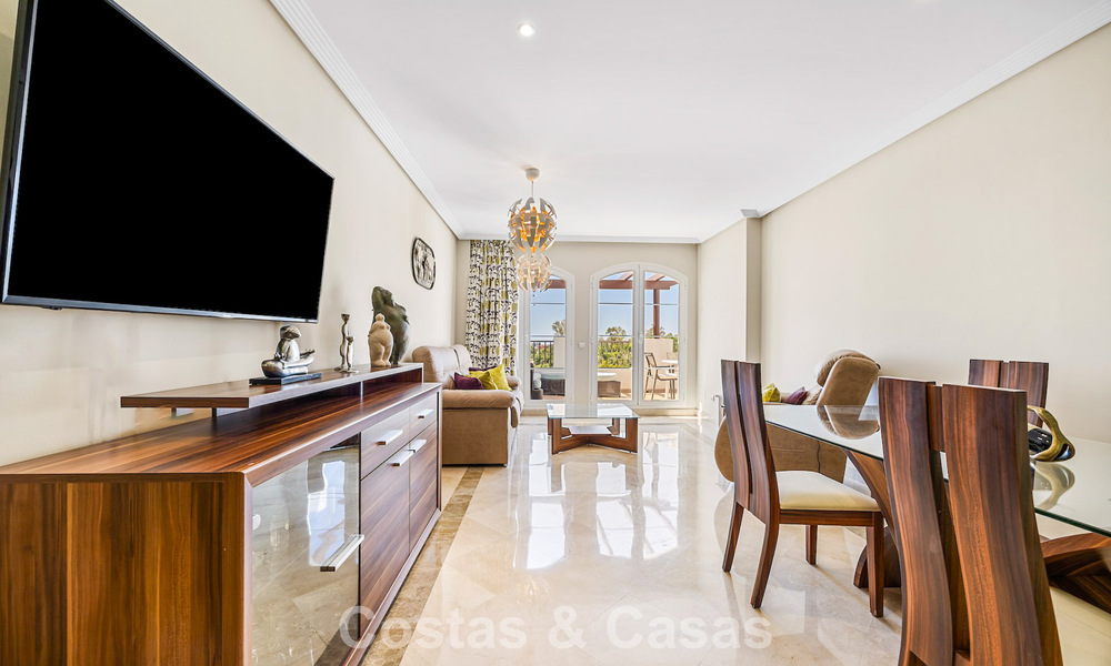 Prachtig 3-slaapkamer penthouse te koop met ruim dakterras in een golfomgeving van Marbella - Benahavis 801343