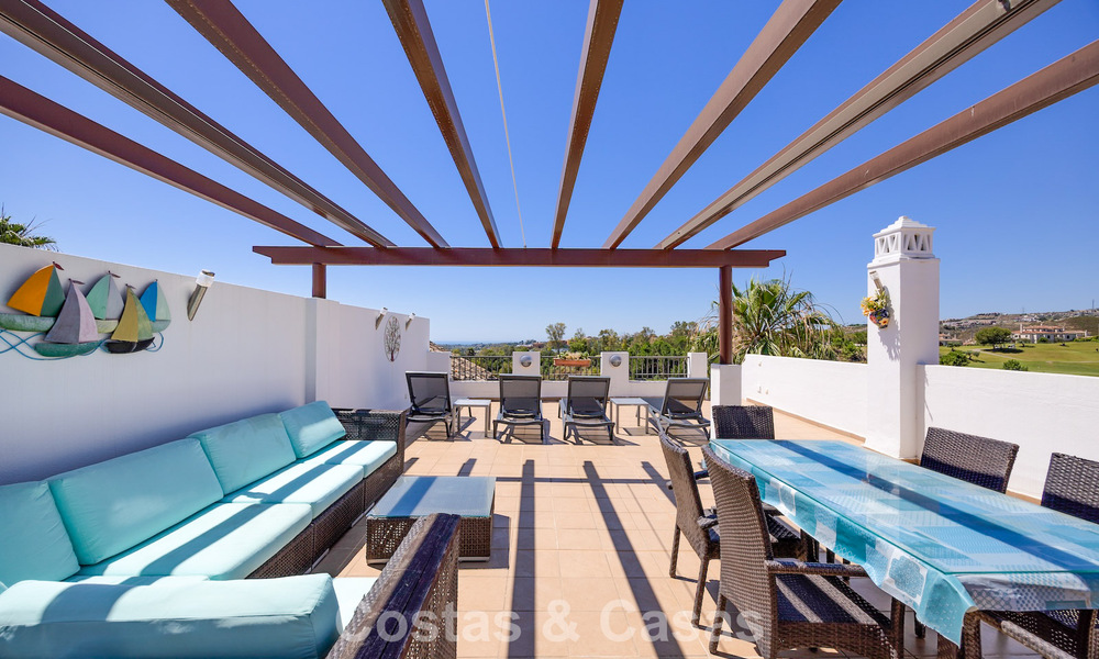 Prachtig 3-slaapkamer penthouse te koop met ruim dakterras in een golfomgeving van Marbella - Benahavis 801349