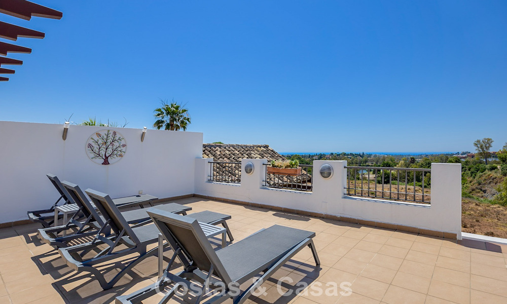 Prachtig 3-slaapkamer penthouse te koop met ruim dakterras in een golfomgeving van Marbella - Benahavis 801352