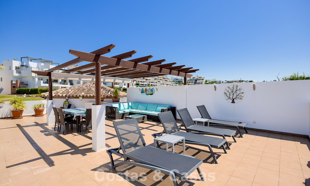 Prachtig 3-slaapkamer penthouse te koop met ruim dakterras in een golfomgeving van Marbella - Benahavis 801353