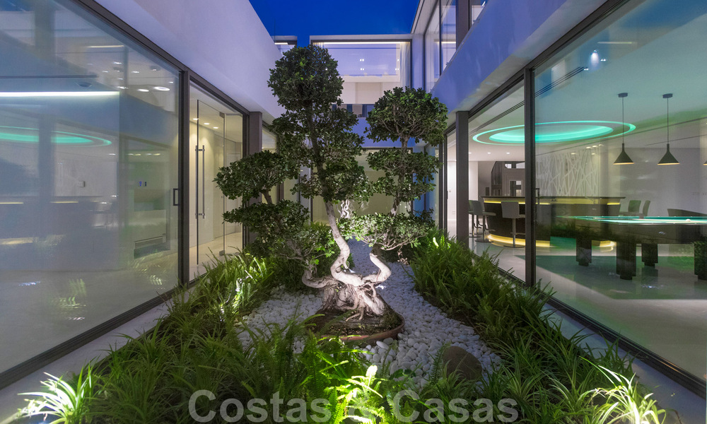 Instapklare, luxueuze, moderne villa te koop, met schitterend uitzicht in La Quinta, een golfurbanisatie in Marbella - Benahavis 801075
