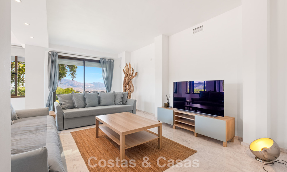 Ruim appartement met supergrote privétuin en prachtige vergezichten te koop ten oosten van Marbella 801412