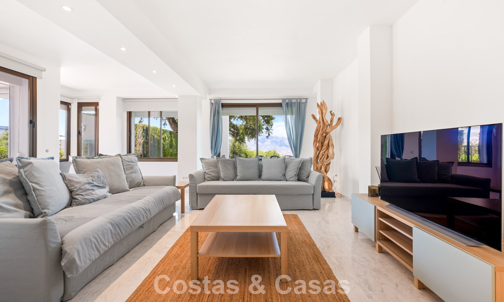 Ruim appartement met supergrote privétuin en prachtige vergezichten te koop ten oosten van Marbella 801413