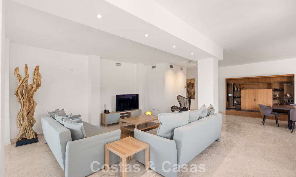 Ruim appartement met supergrote privétuin en prachtige vergezichten te koop ten oosten van Marbella 801415