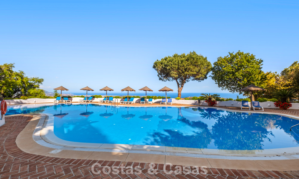 Ruim appartement met supergrote privétuin en prachtige vergezichten te koop ten oosten van Marbella 801418