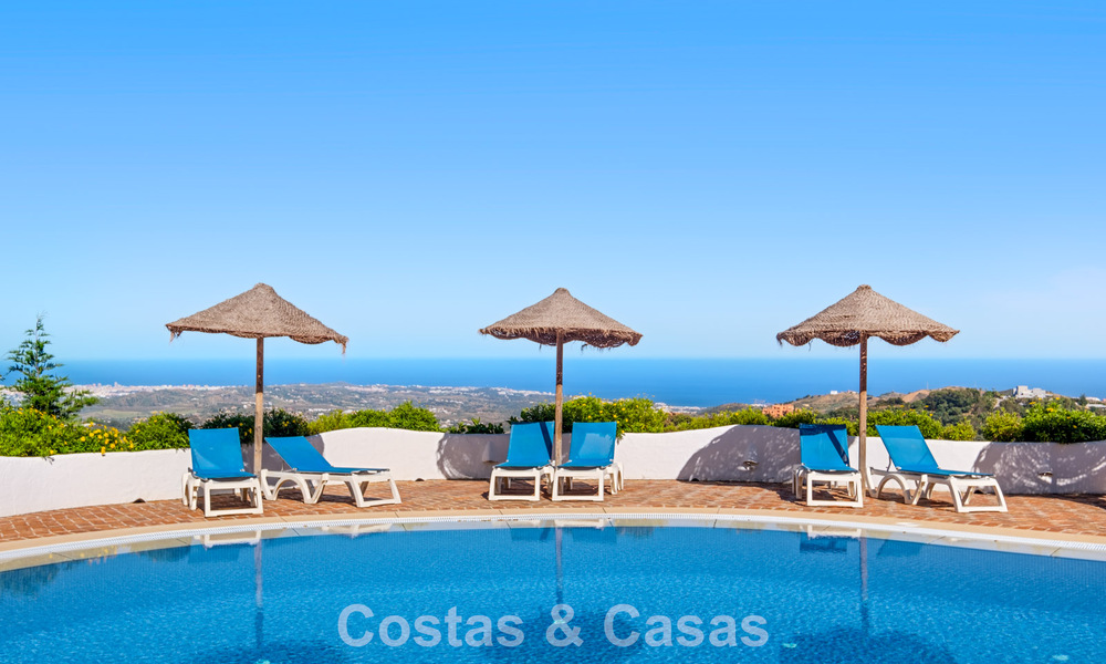 Ruim appartement met supergrote privétuin en prachtige vergezichten te koop ten oosten van Marbella 801422