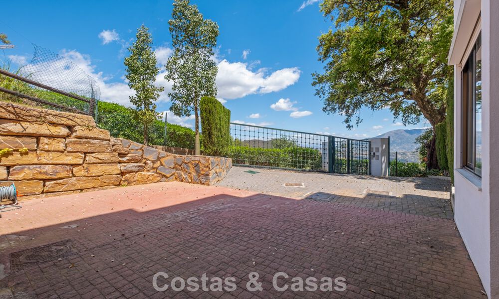 Ruim appartement met supergrote privétuin en prachtige vergezichten te koop ten oosten van Marbella 801423