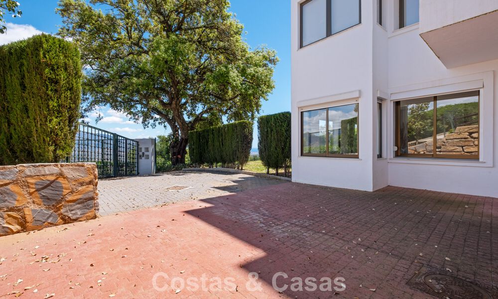 Ruim appartement met supergrote privétuin en prachtige vergezichten te koop ten oosten van Marbella 801424