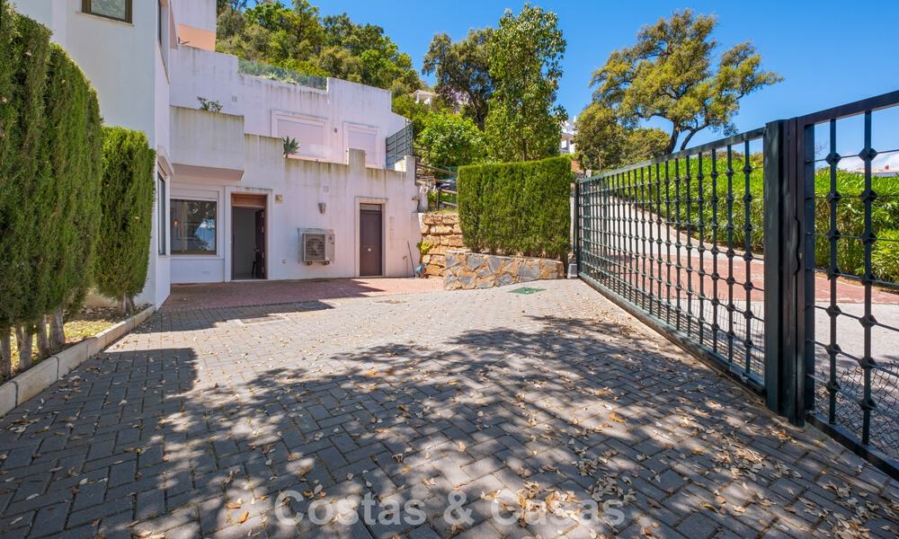 Ruim appartement met supergrote privétuin en prachtige vergezichten te koop ten oosten van Marbella 801425