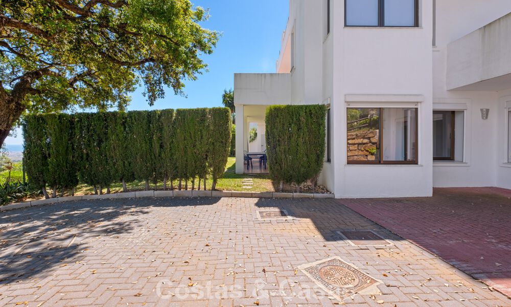Ruim appartement met supergrote privétuin en prachtige vergezichten te koop ten oosten van Marbella 801426