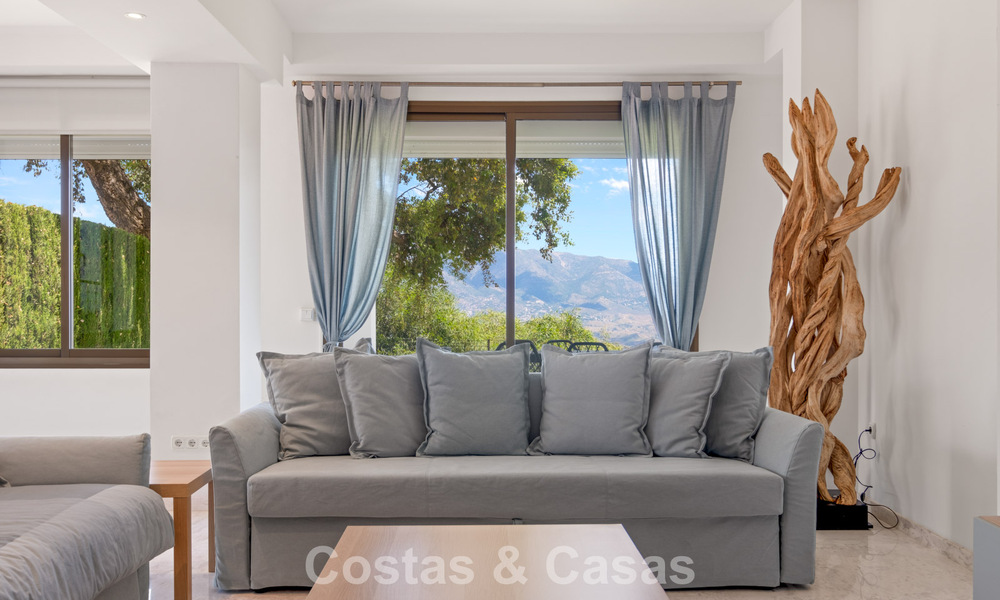 Ruim appartement met supergrote privétuin en prachtige vergezichten te koop ten oosten van Marbella 801428