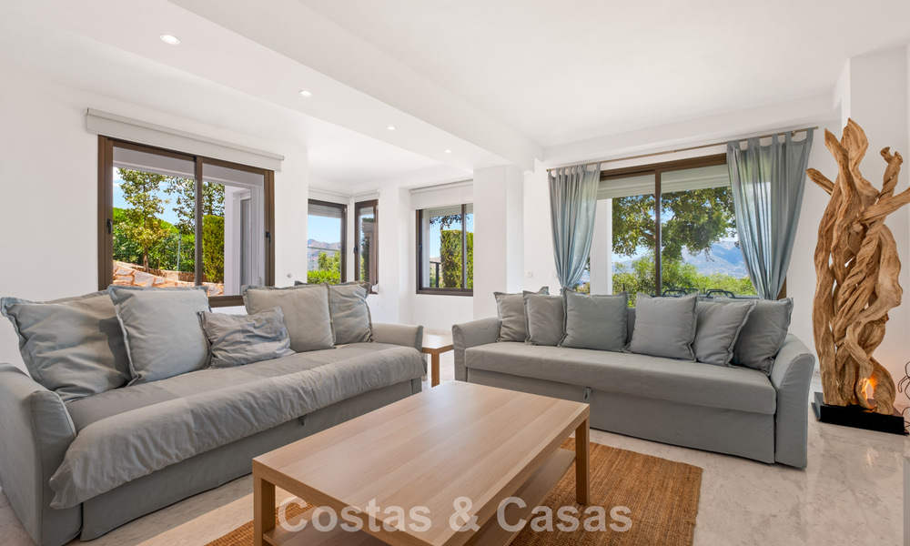 Ruim appartement met supergrote privétuin en prachtige vergezichten te koop ten oosten van Marbella 801429