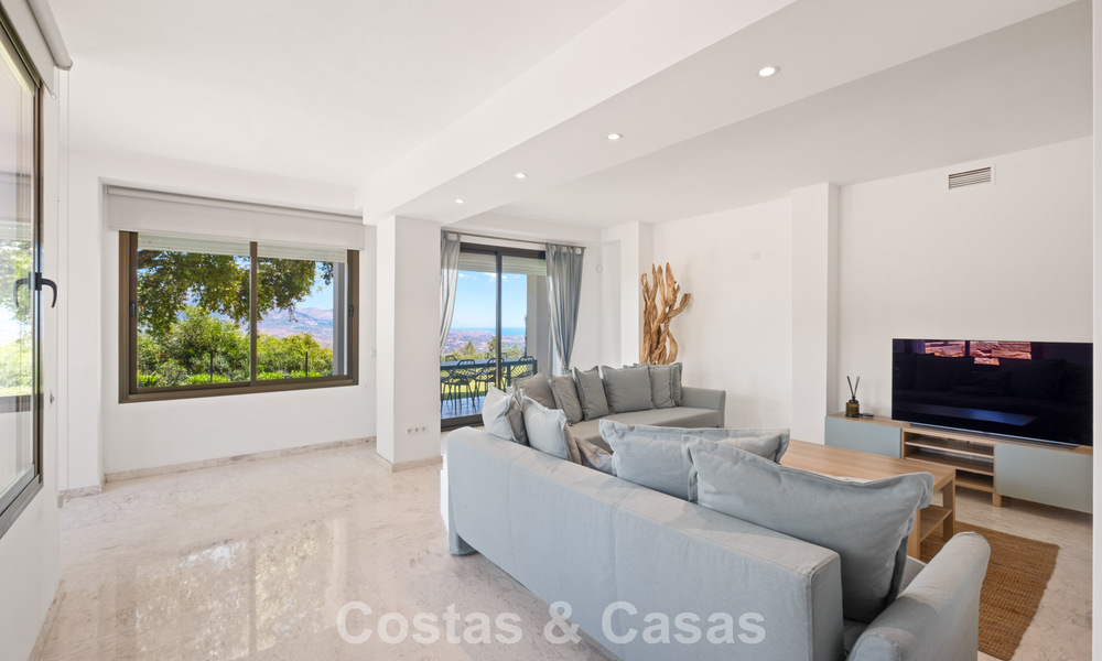 Ruim appartement met supergrote privétuin en prachtige vergezichten te koop ten oosten van Marbella 801430