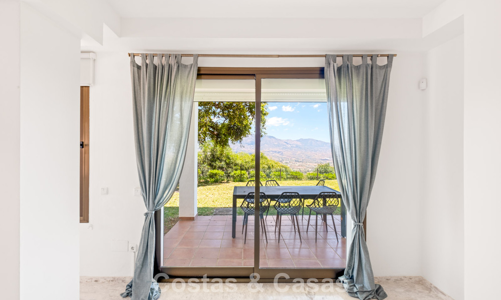 Ruim appartement met supergrote privétuin en prachtige vergezichten te koop ten oosten van Marbella 801431