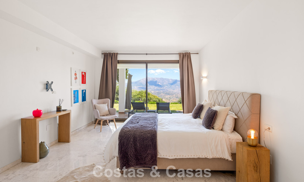 Ruim appartement met supergrote privétuin en prachtige vergezichten te koop ten oosten van Marbella 801434