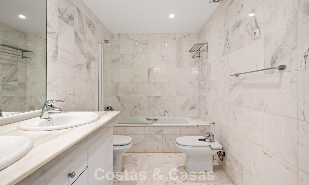 Ruim appartement met supergrote privétuin en prachtige vergezichten te koop ten oosten van Marbella 801435