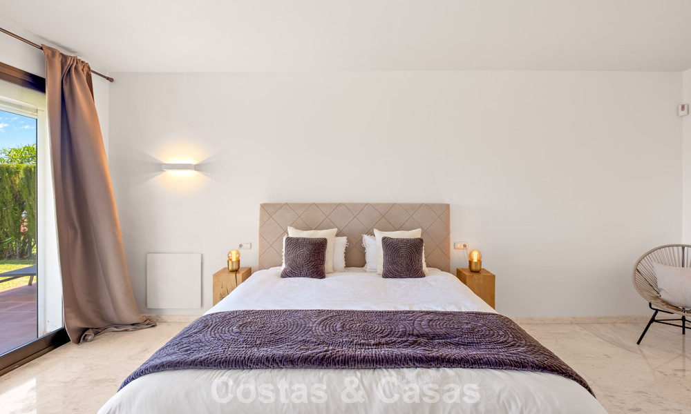 Ruim appartement met supergrote privétuin en prachtige vergezichten te koop ten oosten van Marbella 801438
