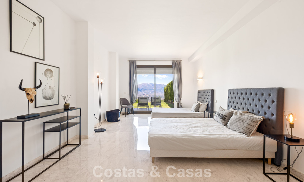 Ruim appartement met supergrote privétuin en prachtige vergezichten te koop ten oosten van Marbella 801441