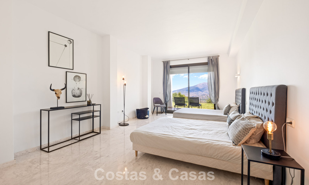 Ruim appartement met supergrote privétuin en prachtige vergezichten te koop ten oosten van Marbella 801442