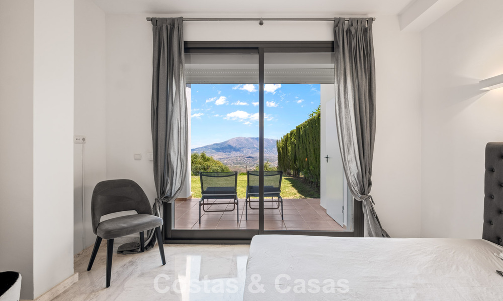 Ruim appartement met supergrote privétuin en prachtige vergezichten te koop ten oosten van Marbella 801443