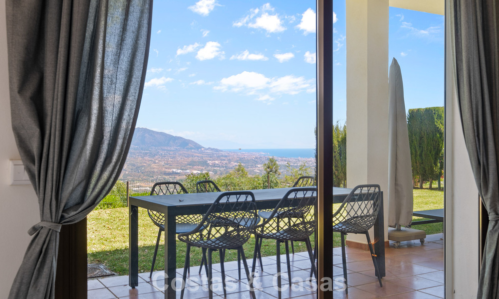 Ruim appartement met supergrote privétuin en prachtige vergezichten te koop ten oosten van Marbella 801447