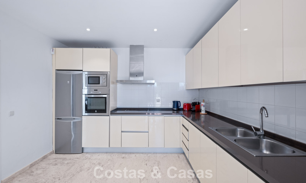 Ruim appartement met supergrote privétuin en prachtige vergezichten te koop ten oosten van Marbella 801449