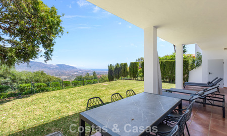Ruim appartement met supergrote privétuin en prachtige vergezichten te koop ten oosten van Marbella 801453