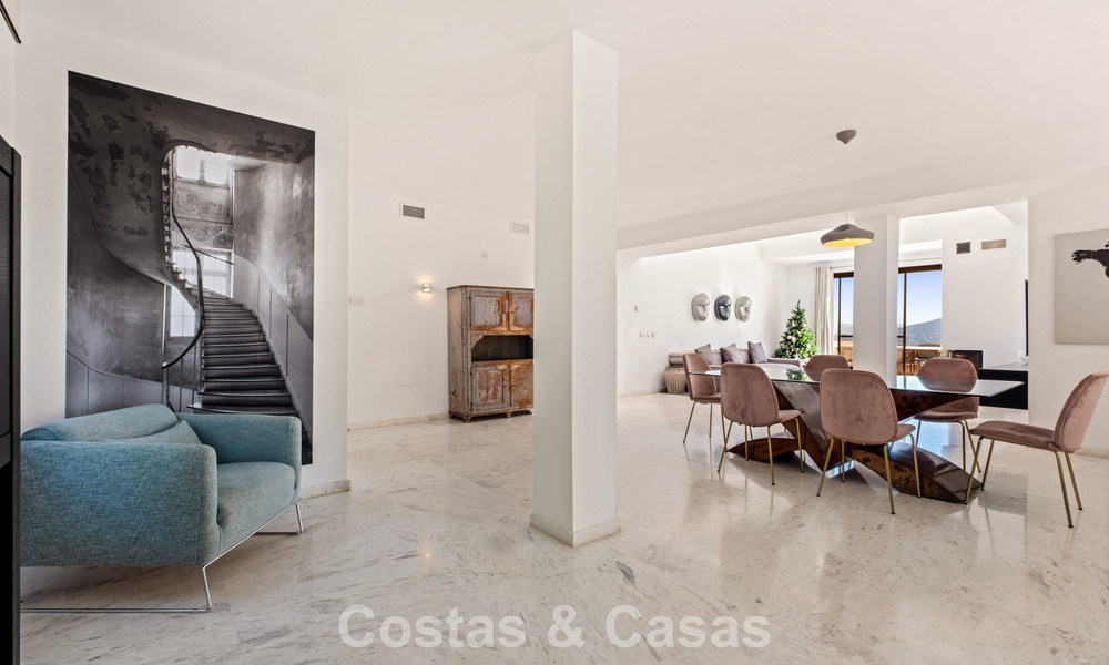 Royaal, modern penthouse met weidse vergezichten te koop ten oosten van Marbella 801499